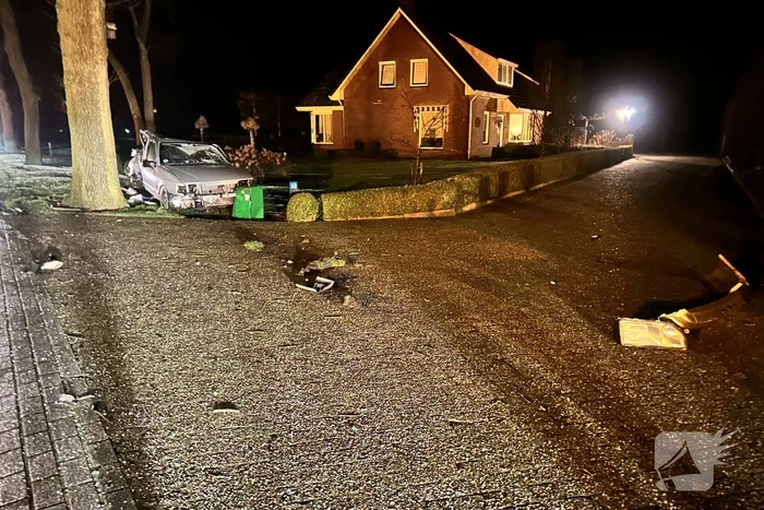 Bestuurder aangehouden na botsing met boom