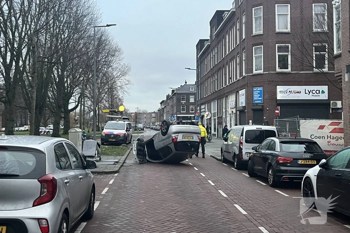 Automobilist botst op container en vliegt over de kop