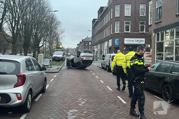 Automobilist botst op container en vliegt over de kop