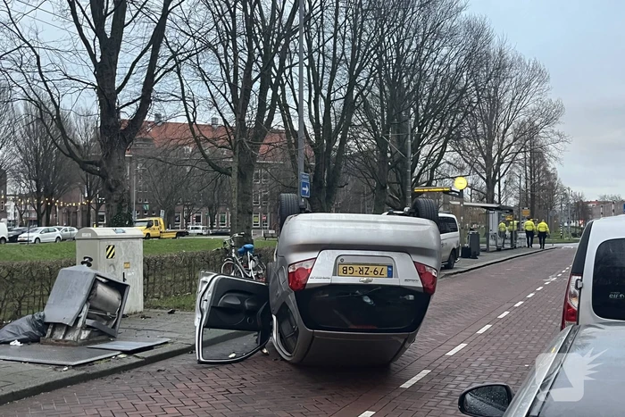 Automobilist botst op container en vliegt over de kop
