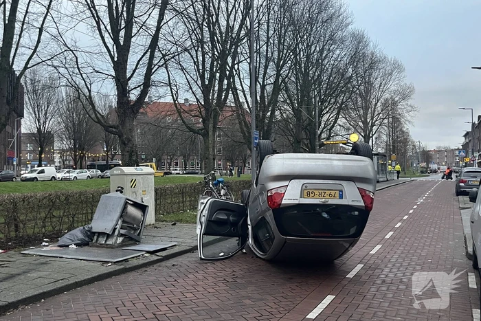 Automobilist botst op container en vliegt over de kop
