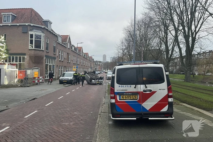 Automobilist botst op container en vliegt over de kop