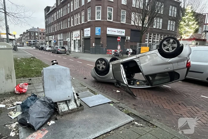 Automobilist botst op container en vliegt over de kop