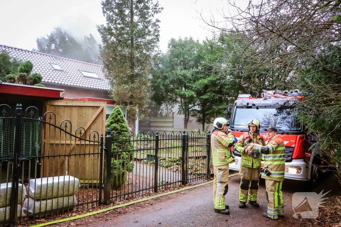 Uitslaande brand in houten woning