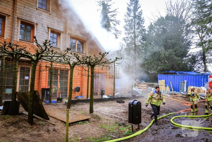 Uitslaande brand in houten woning