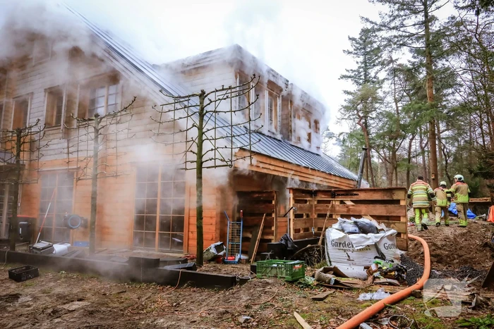 Uitslaande brand in houten woning