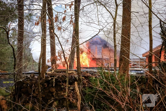 Uitslaande brand in houten woning