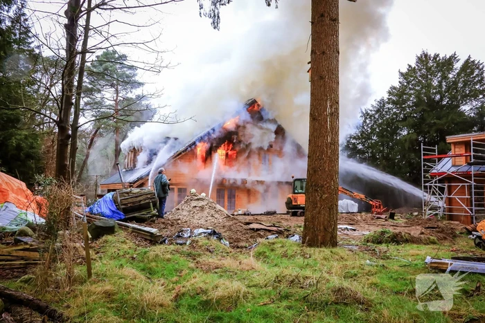 Uitslaande brand in houten woning