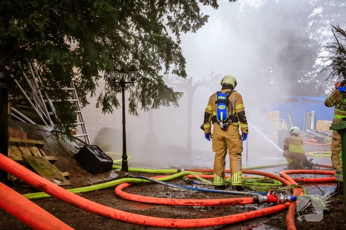 Uitslaande brand in houten woning