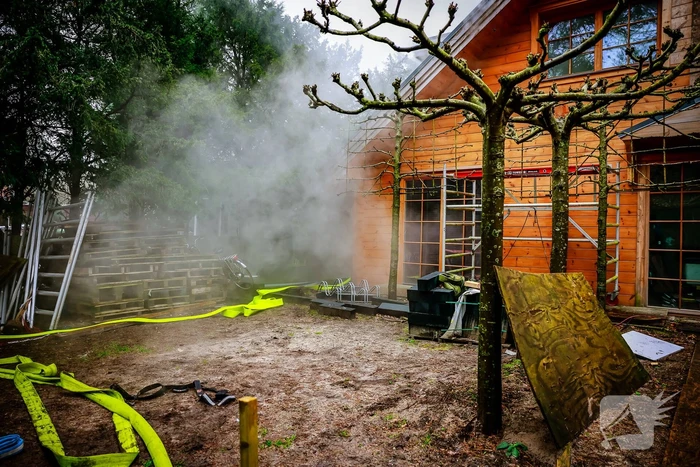 Uitslaande brand in houten woning