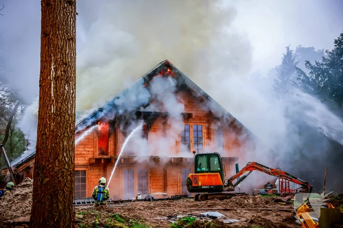 Uitslaande brand in houten woning