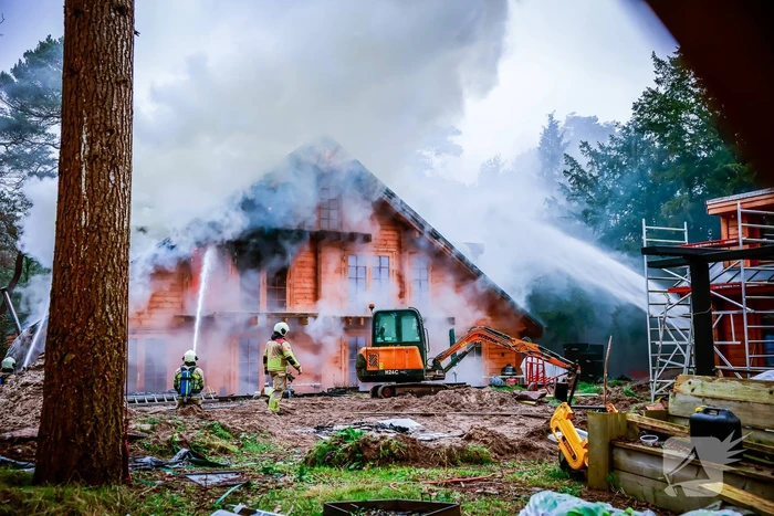 Uitslaande brand in houten woning
