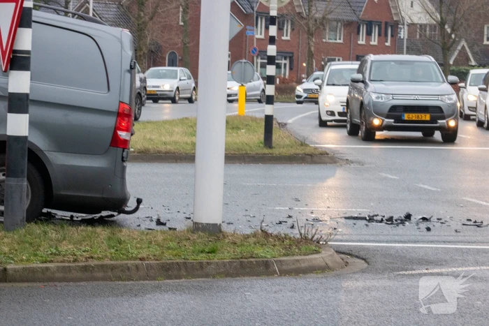 Automobilist onder invloed botst op politievoertuig