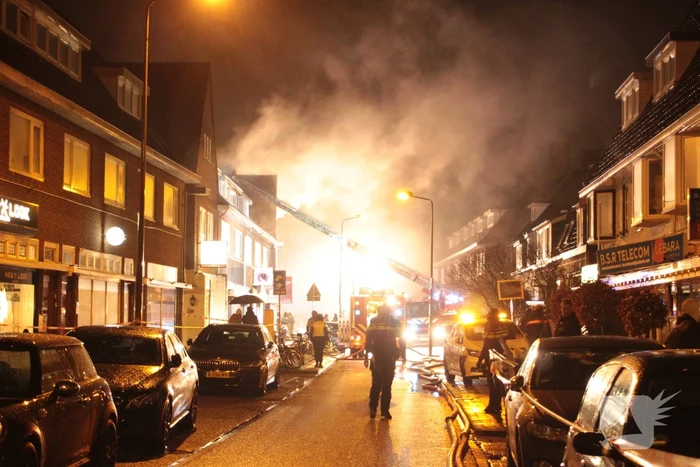 Hevige rookontwikkeling bij grote brand