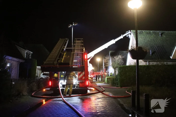 Brandweerlieden slopen dak na brand
