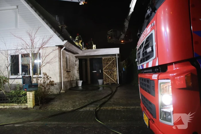Brandweerlieden slopen dak na brand