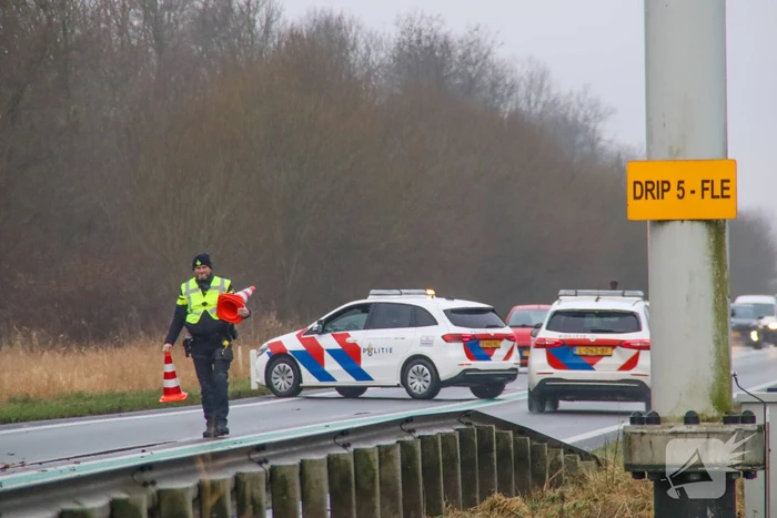 Automobilist zwaargewond bij botsing met boom