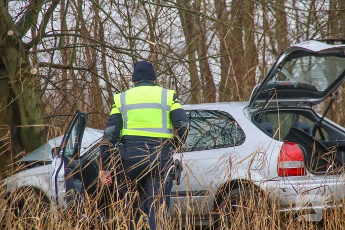 Automobilist zwaargewond bij botsing met boom