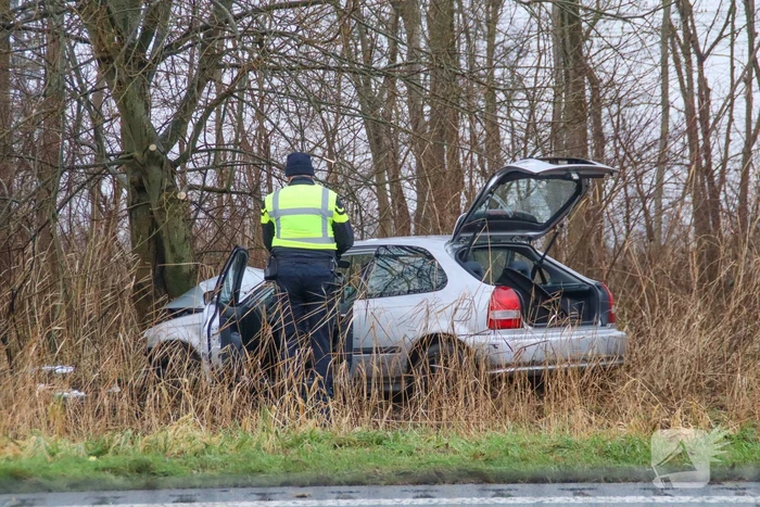 Automobilist zwaargewond bij botsing met boom