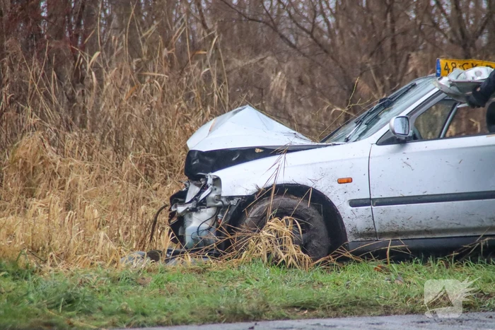 Automobilist zwaargewond bij botsing met boom