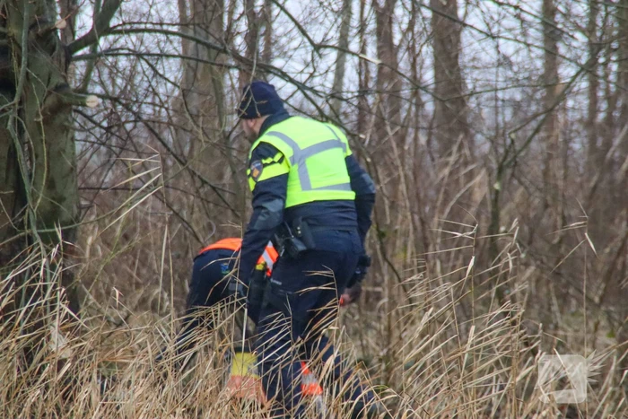 Automobilist zwaargewond bij botsing met boom