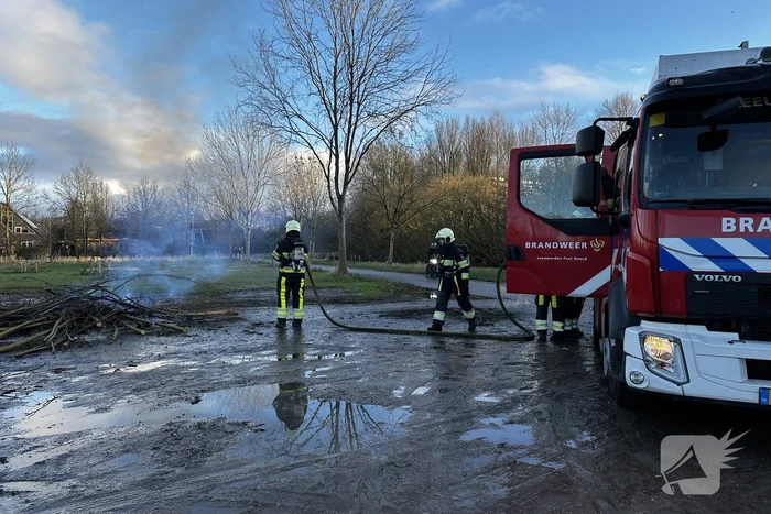 Brandweer blust afvalbrand