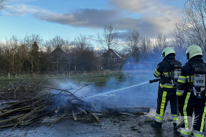 Brandweer blust afvalbrand