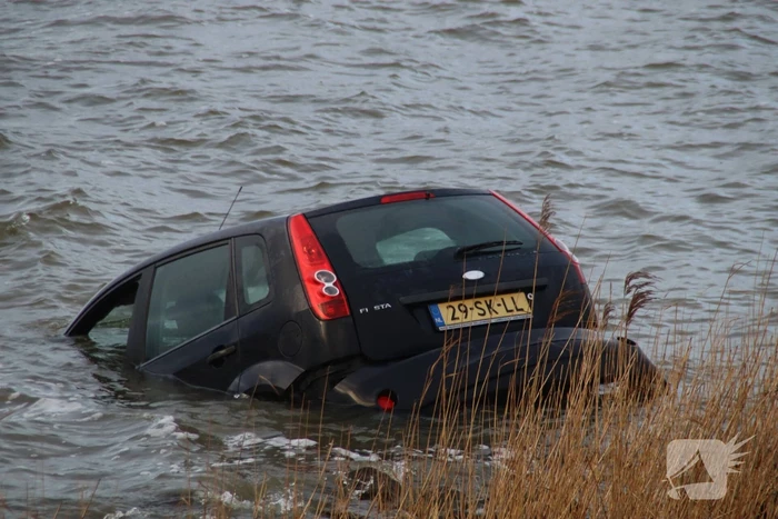 Automobilist gewond geraakt bij auto te water