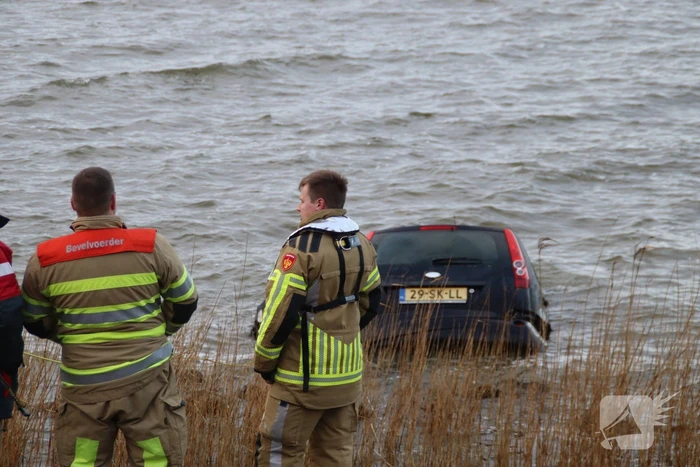 Automobilist gewond geraakt bij auto te water