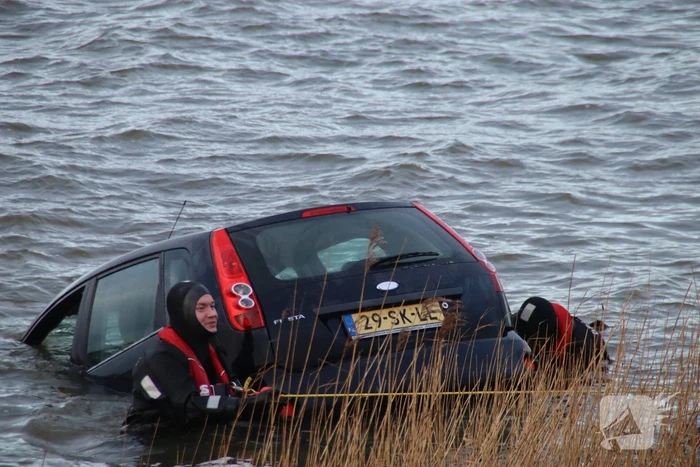Automobilist gewond geraakt bij auto te water