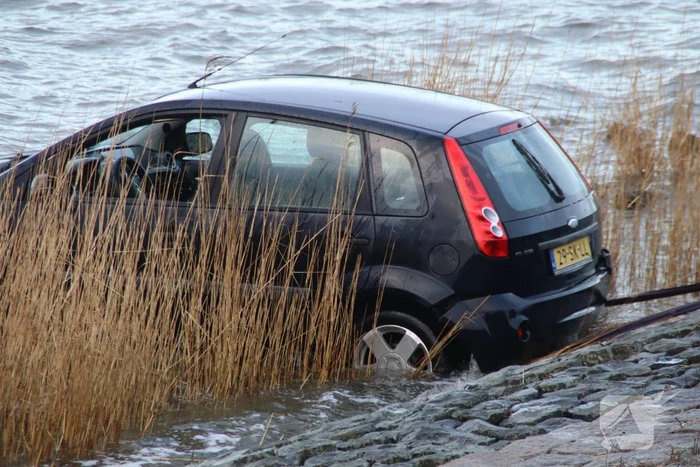 Automobilist gewond geraakt bij auto te water