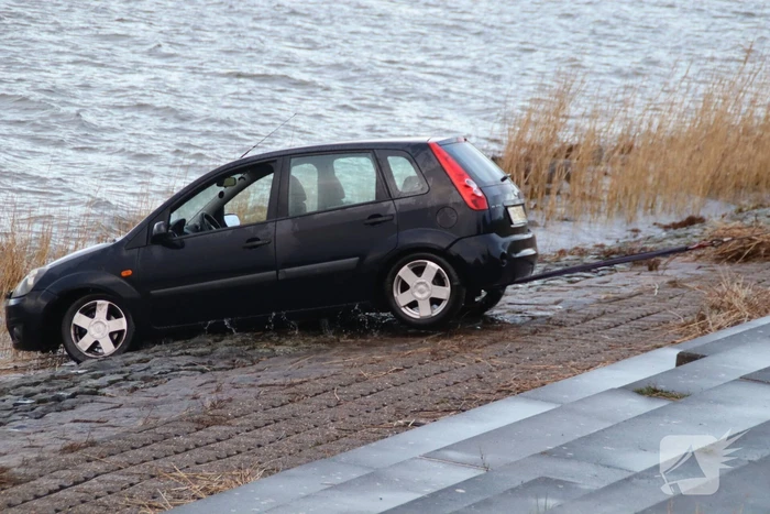 Automobilist gewond geraakt bij auto te water