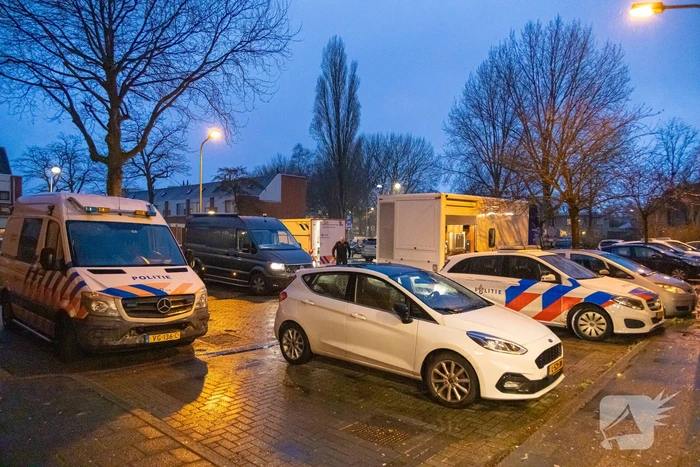 Dode en zwaargewonde aangetroffen in woning