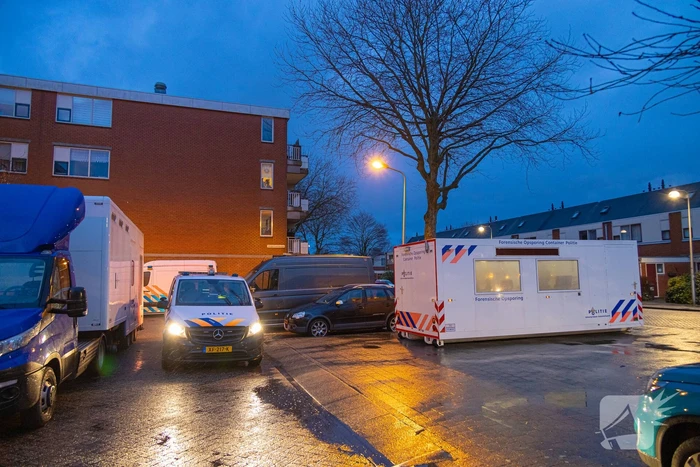 Dode en zwaargewonde aangetroffen in woning