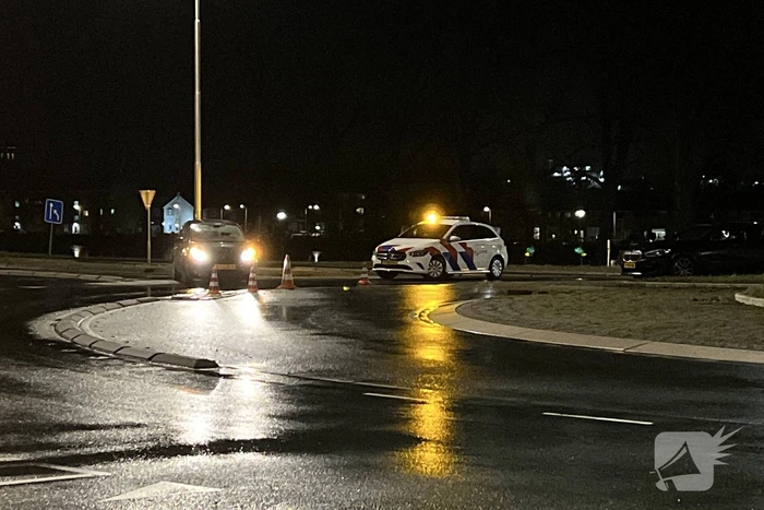 Bestelbus en personenauto botsen op rotonde