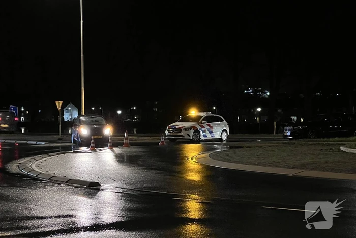 Bestelbus en personenauto botsen op rotonde