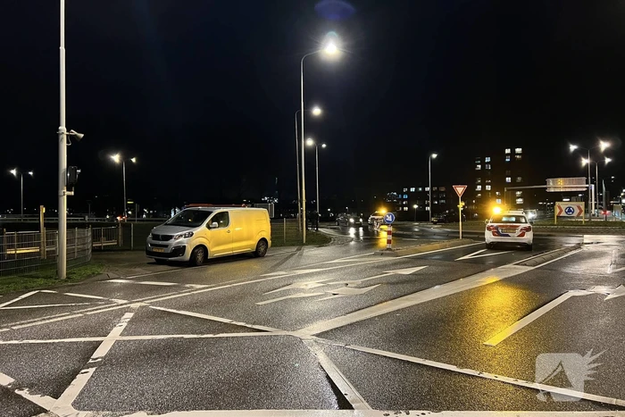 Bestelbus en personenauto botsen op rotonde