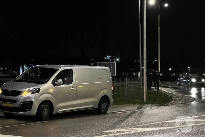 Bestelbus en personenauto botsen op rotonde
