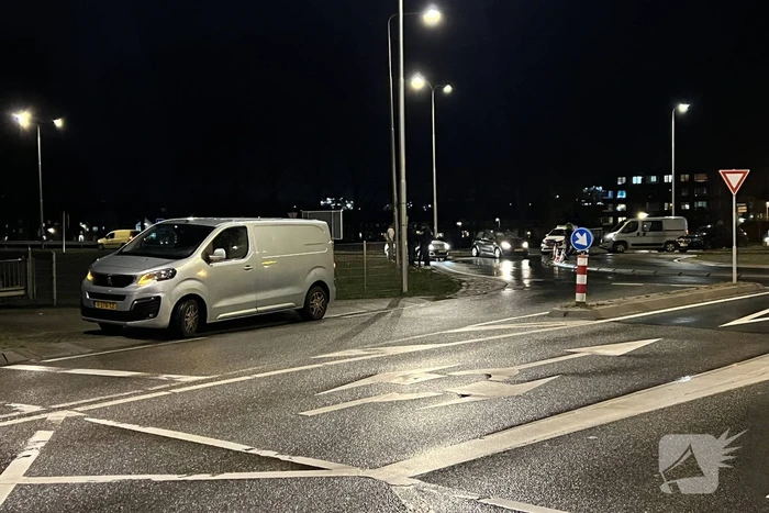Bestelbus en personenauto botsen op rotonde