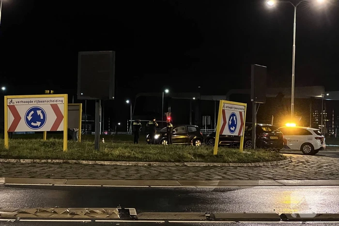 Bestelbus en personenauto botsen op rotonde
