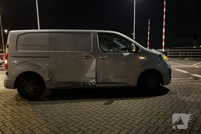 Bestelbus en personenauto botsen op rotonde