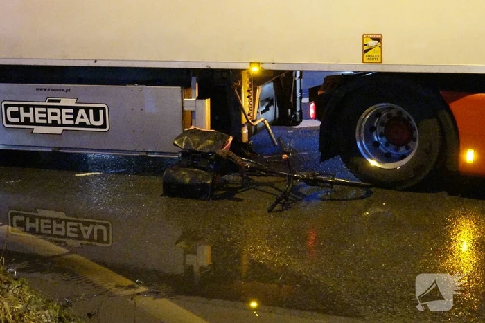 Fietsster gewond bij aanrijding met vrachtwagen