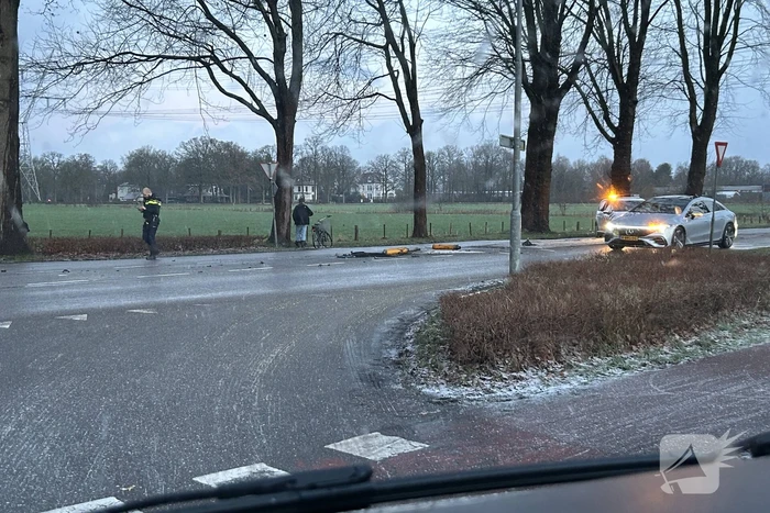 Automobilist klapt op middengeleider