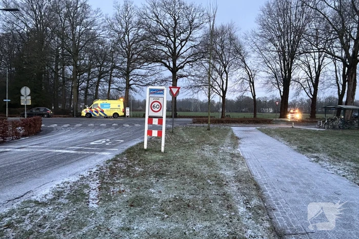 Automobilist klapt op middengeleider