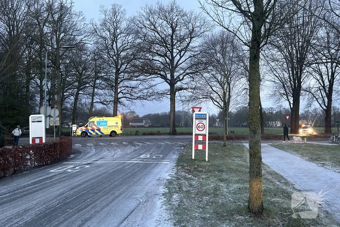 Automobilist klapt op middengeleider