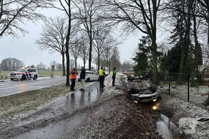 Automobilist op de kop in sloot door gladheid