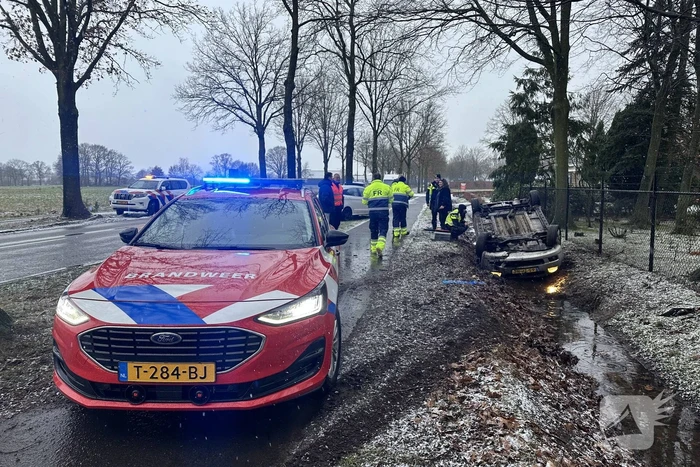 Automobilist op de kop in sloot door gladheid