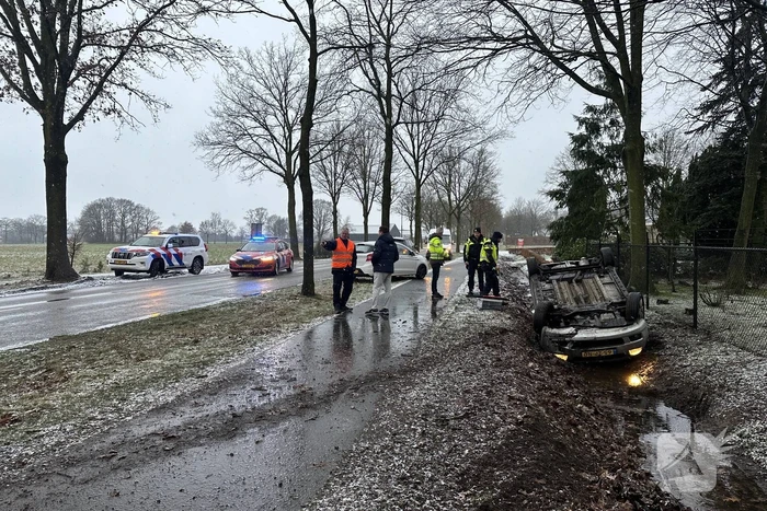 Automobilist op de kop in sloot door gladheid