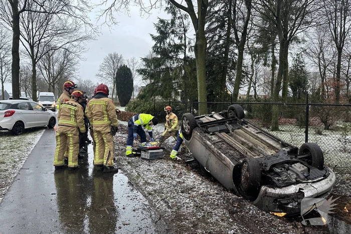 Automobilist op de kop in sloot door gladheid
