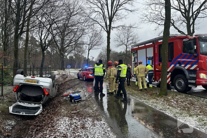 Automobilist op de kop in sloot door gladheid